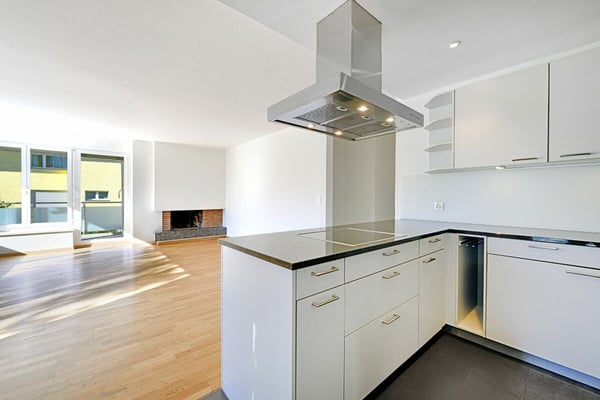 4.5-Zimmer Etagenwohnung mit Balkon an ruhiger Lage im steuergünstigen Herrliberg 5