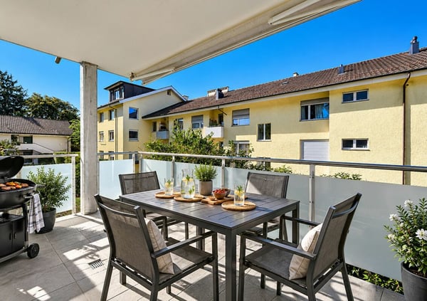 4.5-Zimmer Etagenwohnung mit Balkon an ruhiger Lage im steuergünstigen Herrliberg 10