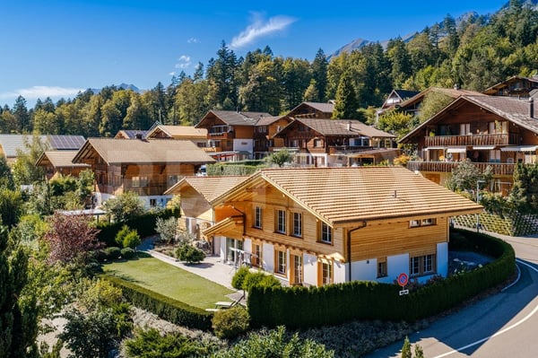 Neuwertiges 5.5-Zimmer-Chalet mit wunderschönem Garten in Hofstetten bei Brienz (Erstwohnsitz) 1