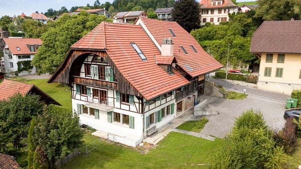Bauernhaus mit modernem (Gewerbe-)Anbau 1
