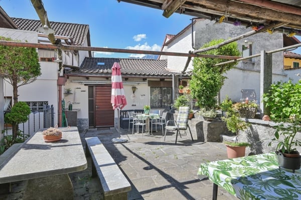 Grande e curata casa ticinese storica con splendido spazio esterno 4