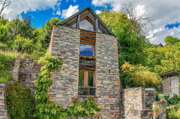 Capolavoro architettonico con fascino ticinese e vista lago 9