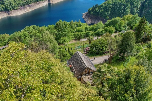 Capolavoro architettonico con fascino ticinese e vista lago 2