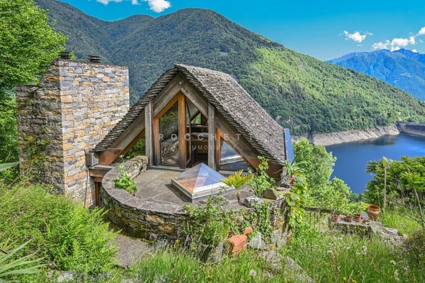 Capolavoro architettonico con fascino ticinese e vista lago 1