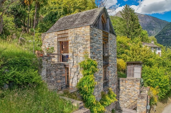 Capolavoro architettonico con fascino ticinese e vista lago 8