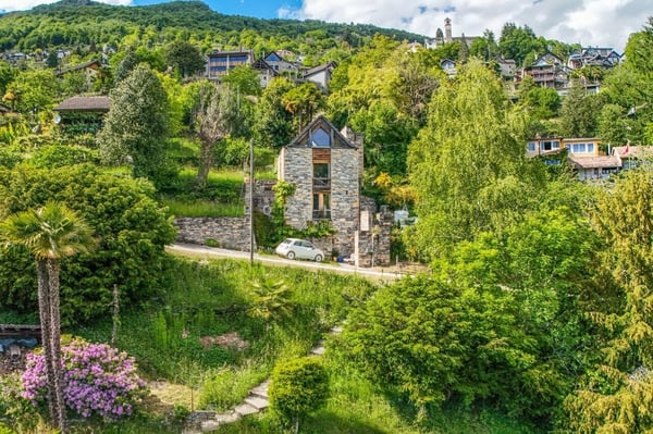 Capolavoro architettonico con fascino ticinese e vista lago 11