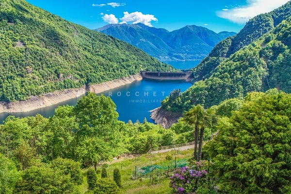 Capolavoro architettonico con fascino ticinese e vista lago 3