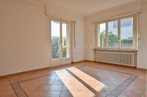 Casa bifamiliare con potenziale in posizione strategica 12