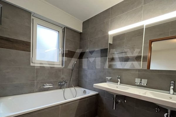 Spacieux & Lumineux 1.5 pièces avec cheminée entièrement rénové 8