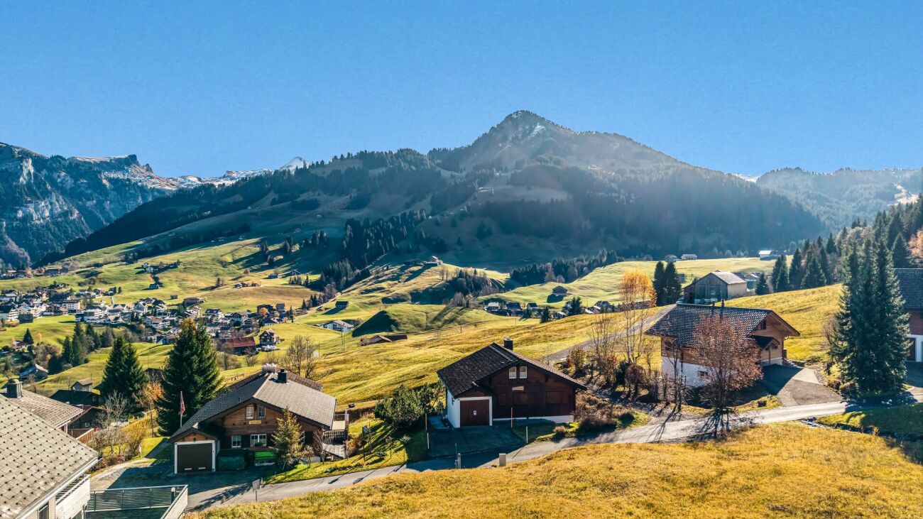 Modernes Chalet mit nachhaltiger Bauweise und Bergpanorama