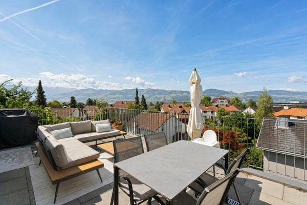 Grosszügige Attikawohnung mit sonniger Terrasse und Weitblick in Jona 1
