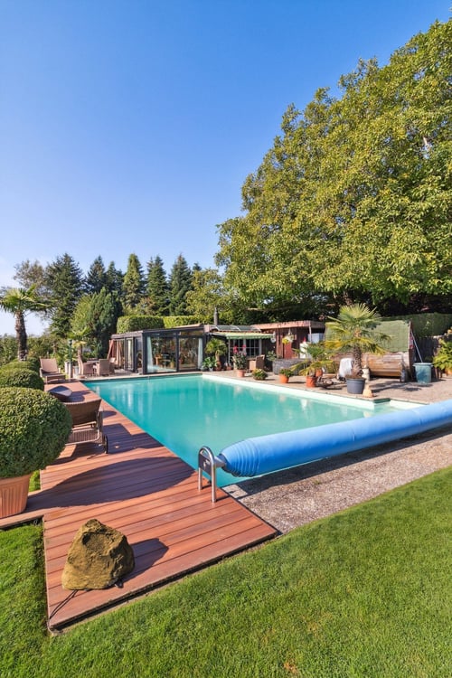 Exklusive Villa bei Zürich mit 2.5 Zimmern, grossem Garten und Panoramablick 1