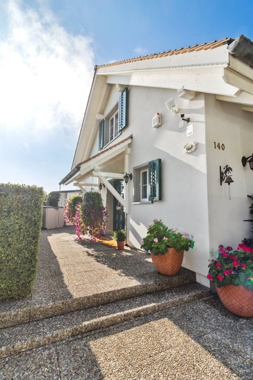 Exklusive Villa bei Zürich mit 2.5 Zimmern, grossem Garten und Panoramablick 2