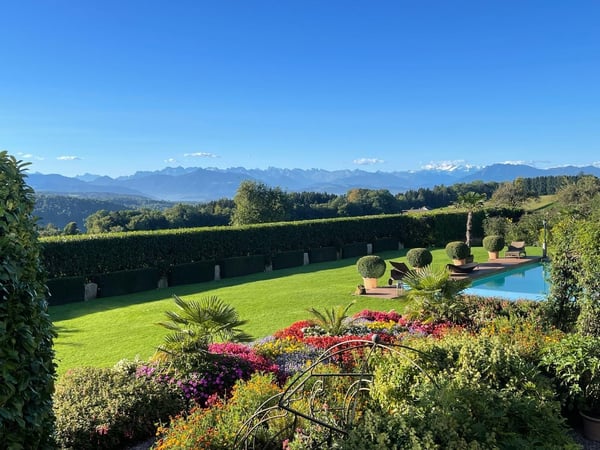 villa-islisberg.ch  Exklusive 11.5-Zimmer-Villa mit Panorama, Pool und maximaler Privatsphäre 1