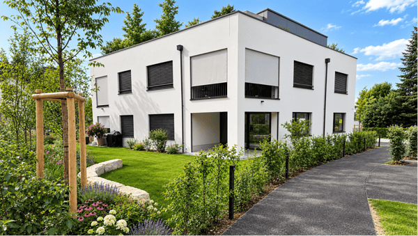 Moderne 2.5-Zimmer-Neubauwohnung (73 m2) im Erdgeschoss mit Loggia und eigenen Garten