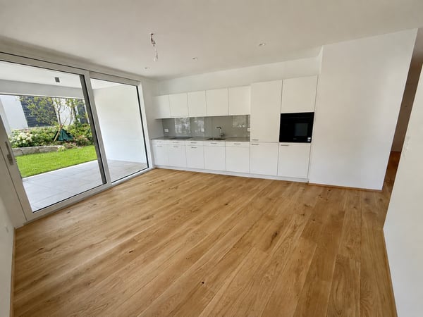Moderne 2.5-Zimmer-Neubauwohnung (73 m2) im Erdgeschoss mit Loggia und eigenen Garten 2