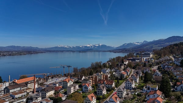 Stilvolle Landhausvilla mit Blick auf den Zürichsee 6