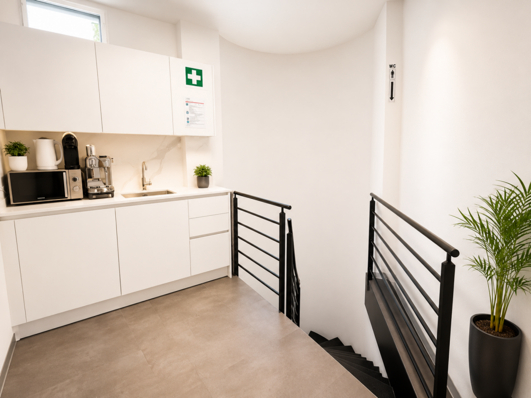 B. Bureau avec vitrine - 20m² - Rte des Arsenaux