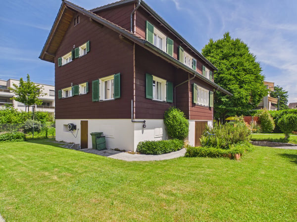 Attraktives Zweifamilienhaus an zentraler Lage 1