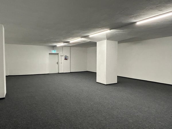 Diverse Lagerflächen mit Belüftung, Stromanschluss und Toiletten 4