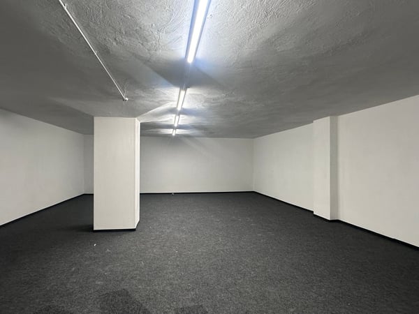 Diverse Lagerflächen mit Belüftung, Stromanschluss und Toiletten 2