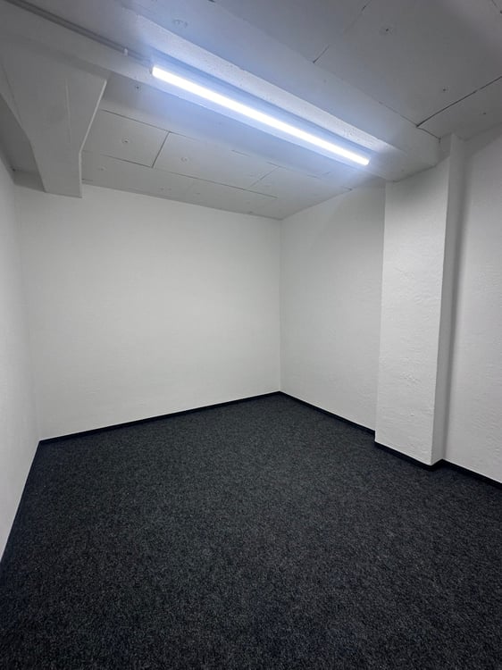 Diverse Lagerflächen mit Belüftung, Stromanschluss und Toiletten 3