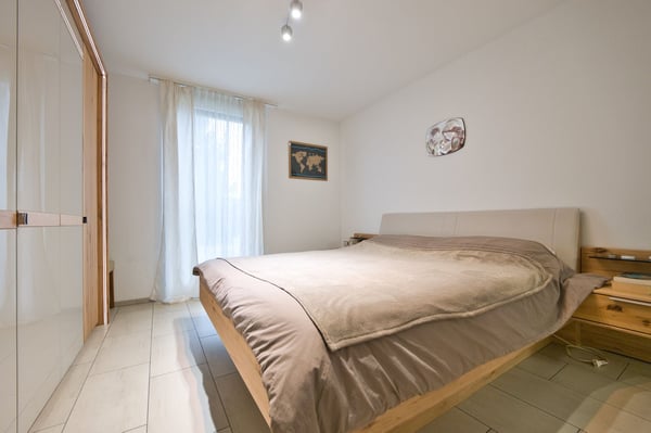 Exklusive 3.5-Zimmer-Wohnung mit Balkon, Keller & E-Ladestation bei Einstellhallenplatz 10