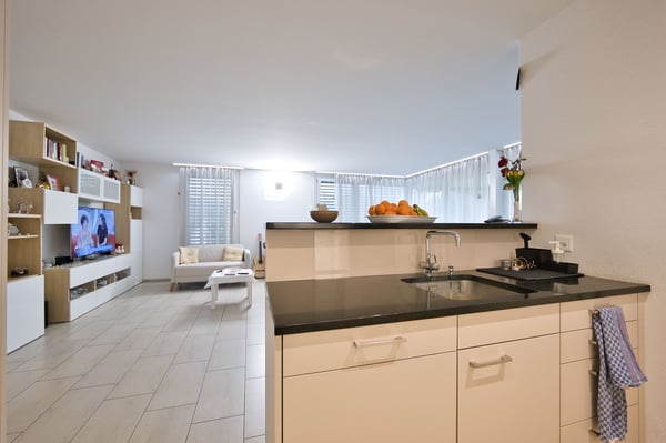 Exklusive 3.5-Zimmer-Wohnung mit Balkon, Keller & E-Ladestation bei Einstellhallenplatz 3