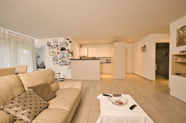 Exklusive 3.5-Zimmer-Wohnung mit Balkon, Keller & E-Ladestation bei Einstellhallenplatz 5