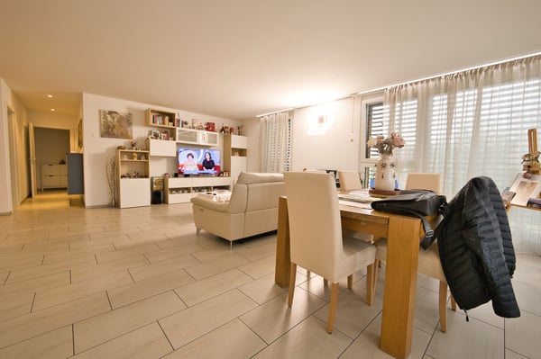 Exklusive 3.5-Zimmer-Wohnung mit Balkon, Keller & E-Ladestation bei Einstellhallenplatz 6
