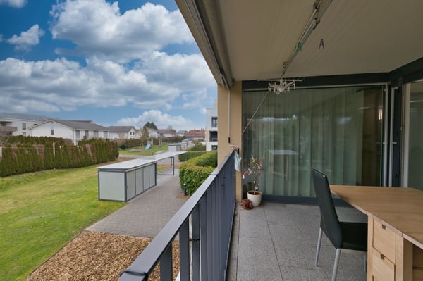 Exklusive 3.5-Zimmer-Wohnung mit Balkon, Keller & E-Ladestation bei Einstellhallenplatz 14