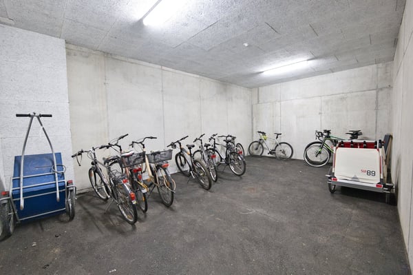 Exklusive 3.5-Zimmer-Wohnung mit Balkon, Keller & E-Ladestation bei Einstellhallenplatz 16