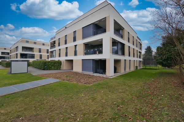 Exklusive 3.5-Zimmer-Wohnung mit Balkon, Keller & E-Ladestation bei Einstellhallenplatz 1
