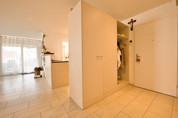Exklusive 3.5-Zimmer-Wohnung mit Balkon, Keller & E-Ladestation bei Einstellhallenplatz 2