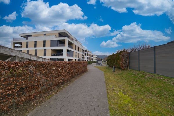 Exklusive 3.5-Zimmer-Wohnung mit Balkon, Keller & E-Ladestation bei Einstellhallenplatz 19