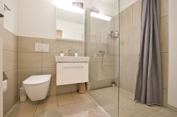 Exklusive 3.5-Zimmer-Wohnung mit Balkon, Keller & E-Ladestation bei Einstellhallenplatz 8