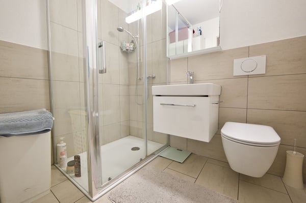 Exklusive 3.5-Zimmer-Wohnung mit Balkon, Keller & E-Ladestation bei Einstellhallenplatz 7