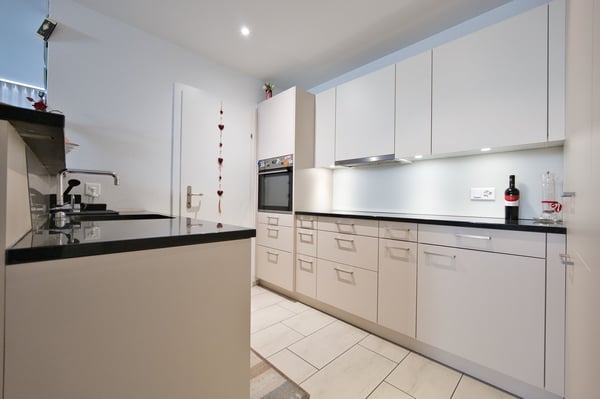 Exklusive 3.5-Zimmer-Wohnung mit Balkon, Keller & E-Ladestation bei Einstellhallenplatz 4