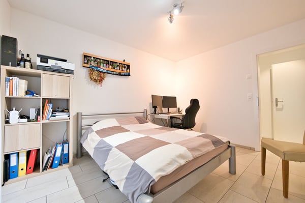 Exklusive 3.5-Zimmer-Wohnung mit Balkon, Keller & E-Ladestation bei Einstellhallenplatz 11