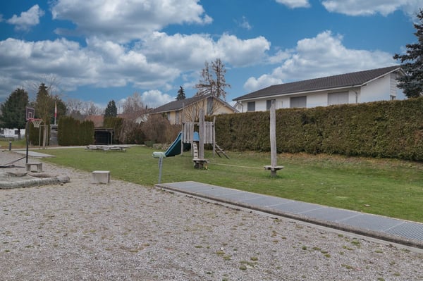 Exklusive 3.5-Zimmer-Wohnung mit Balkon, Keller & E-Ladestation bei Einstellhallenplatz 20