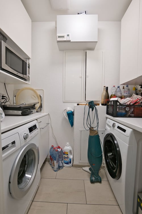 Exklusive 3.5-Zimmer-Wohnung mit Balkon, Keller & E-Ladestation bei Einstellhallenplatz 9