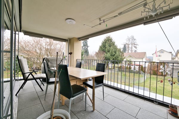Exklusive 3.5-Zimmer-Wohnung mit Balkon, Keller & E-Ladestation bei Einstellhallenplatz 13
