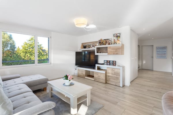 Neuwertige 4.5-Zimmer-Wohnung grossem mit Balkon und schöner Aussicht in Zuben 6