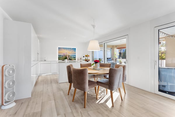 Neuwertige 4.5-Zimmer-Wohnung grossem mit Balkon und schöner Aussicht in Zuben 3