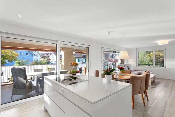 Neuwertige 4.5-Zimmer-Wohnung grossem mit Balkon und schöner Aussicht in Zuben 1