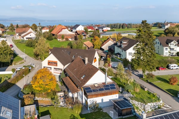 Neuwertige 4.5-Zimmer-Wohnung grossem mit Balkon und schöner Aussicht in Zuben 14