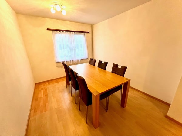 Ruhig gelegenes WG-Zimmer mit guter Verkehrs-/ÖV Anbindung :) 3