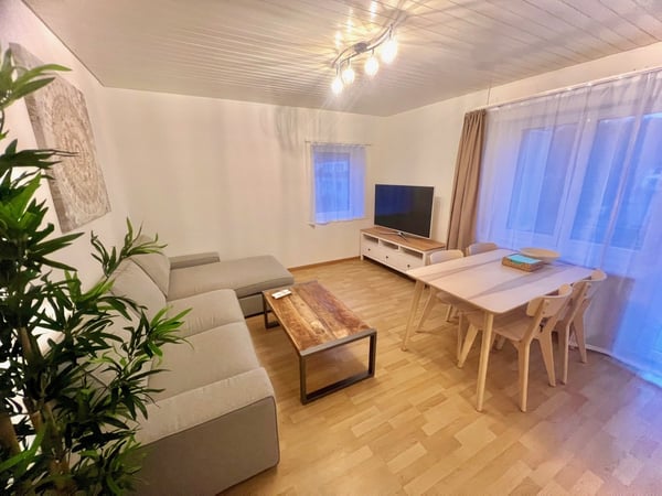 Grosses WG-Zimmer an Top Lage mit idealer Verkehrs-/ÖV Anbindung :) 3
