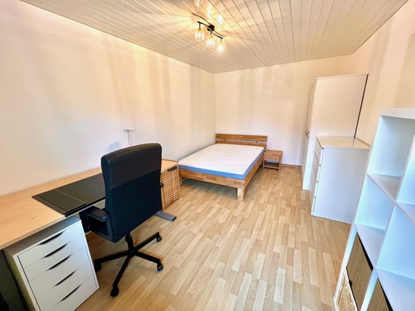 Grosses WG-Zimmer an Top Lage mit idealer Verkehrs-/ÖV Anbindung :) 2