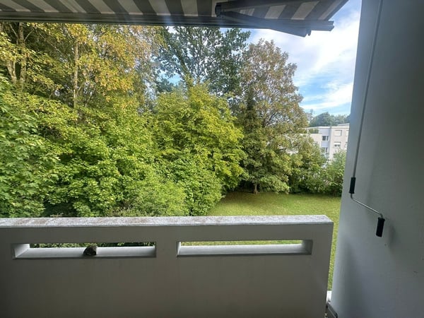 Grosszügige 3.5Zi. Wohnung im Grünen. Tiefgaragenplatz inkl. 7